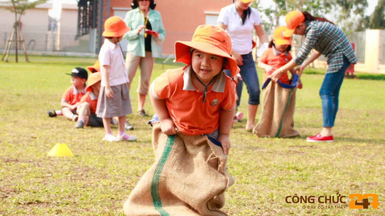 Các bé cùng nhau chơi đùa