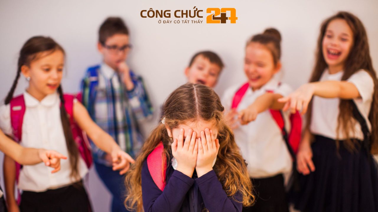 Học sinh xấu hổ vì bị bạn bè trêu chọc