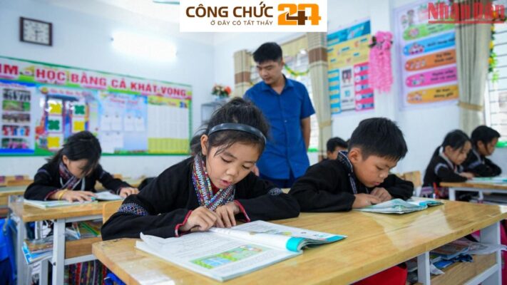 Học sinh chăm chú học bài