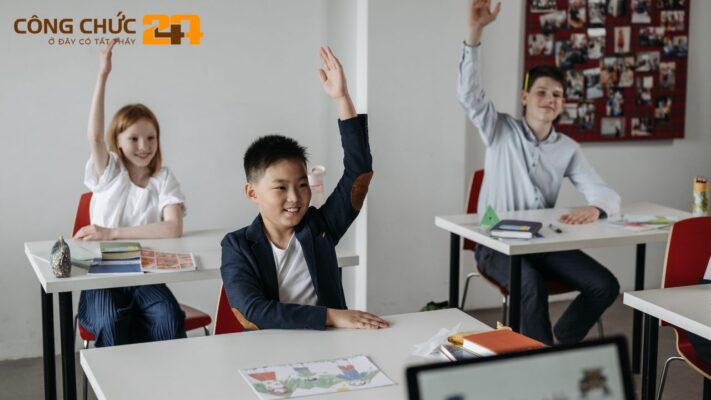 Học sinh giơ tay phát biểu