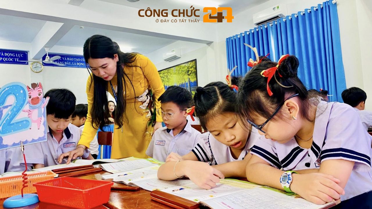 Học sinh tiểu học học nhóm