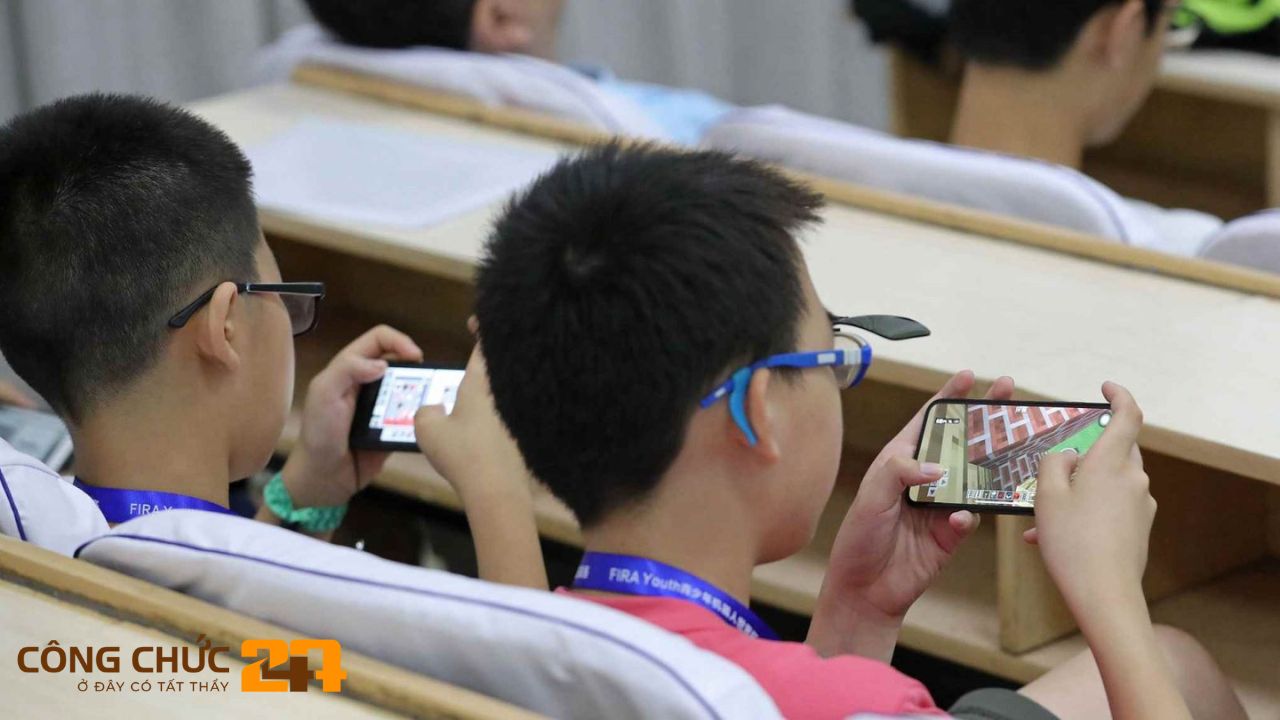Học sinh mang theo điện thoại đến lớp