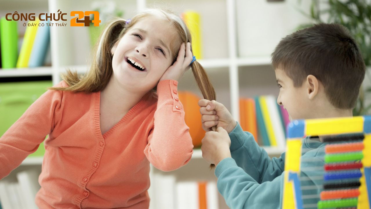 Học sinh cư xử thô lỗ với bạn học