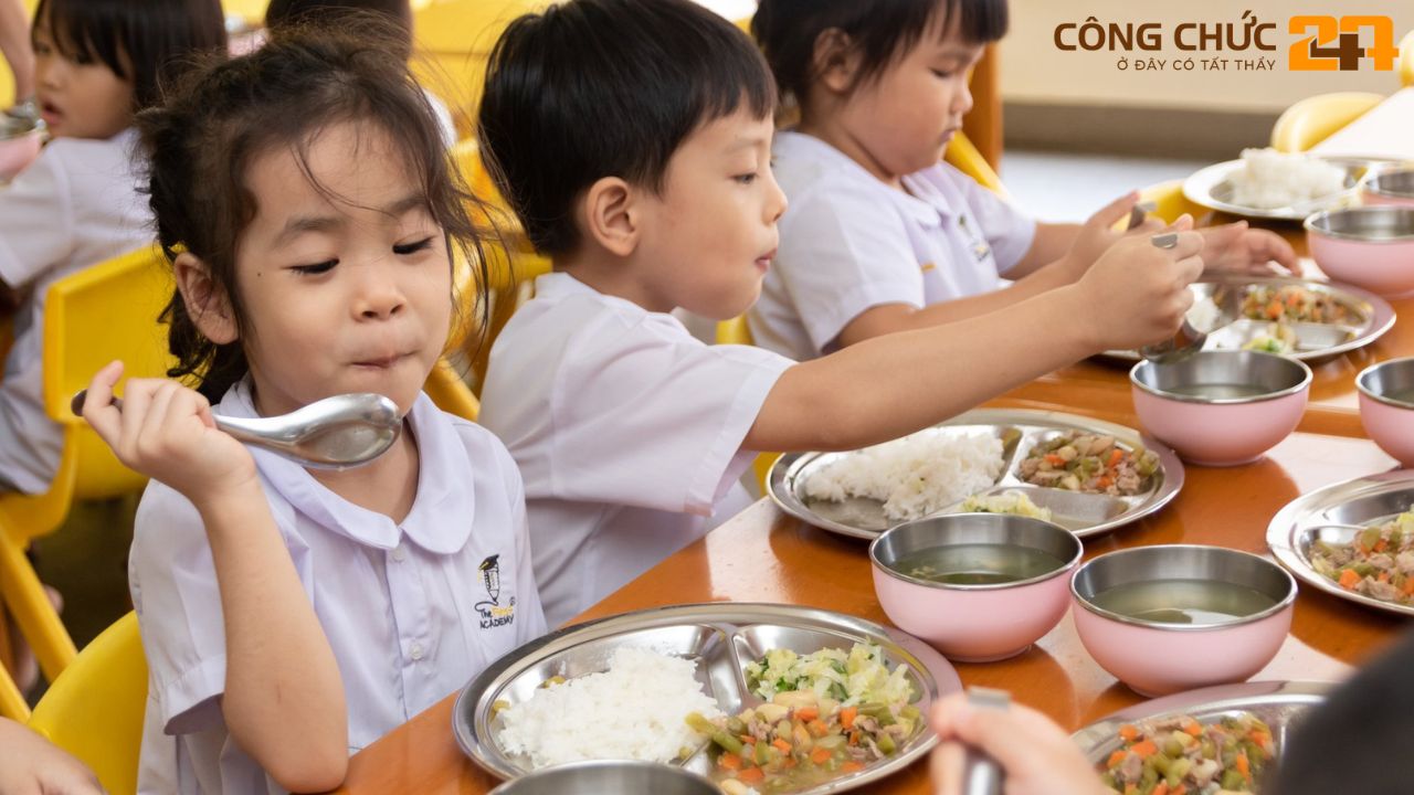 Bé tự ăn ngoan tại lớp