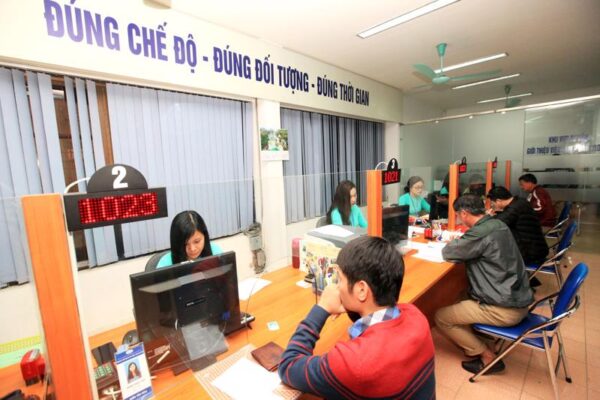 Công chức xử lý thủ tục cho người dân