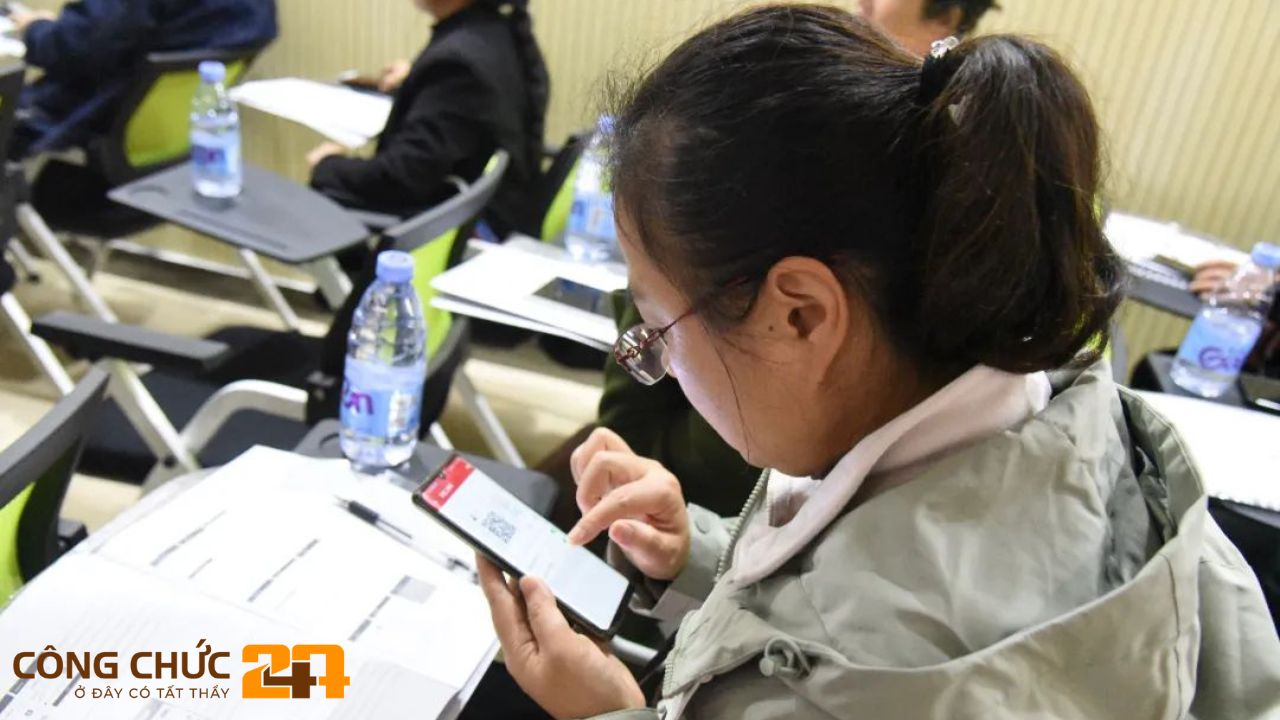 Học sinh sử dụng điện thoại trong giờ học