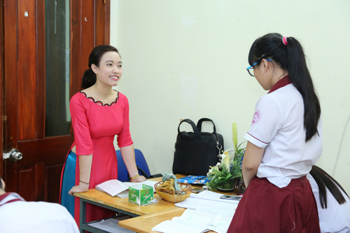 Trò chuyện và tâm sự với các em để giải quyết vấn đề tốt nhất (Ảnh: Eva.vn)