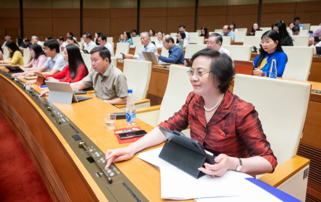 Các Đại biểu Quốc hội đã tán thành và bấm nút thông quan cho Luật Cán bộ, công chức sửa đổi