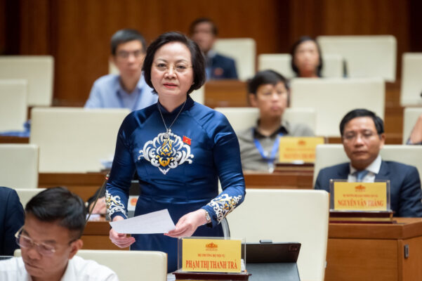 Cải cách tiền lương là một trong những nội dung được nhiều đại biểu Quốc hội quan tâm chất vấn Bộ trưởng Nội vụ Phạm Thị Thanh Trà (Ảnh: Quốc hội)