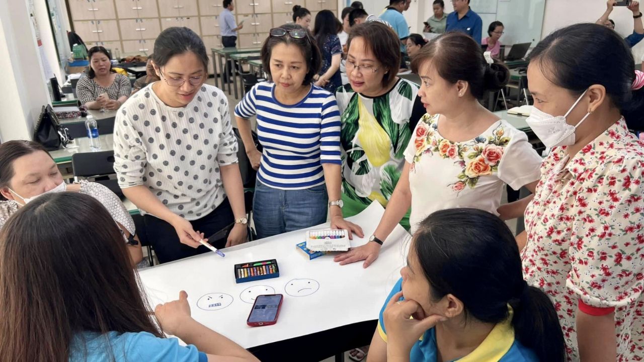 Sư phạm tiểu học tình huống với phụ huynh