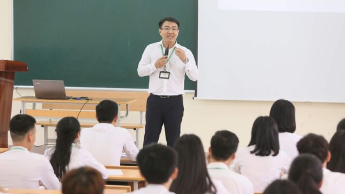 Tại vòng 2, ứng viên dự tuyển vào vị trí giảng viên sẽ thực hiện giảng thử 50 phút (Ảnh: Cellphone S)