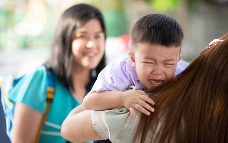 Trẻ khoác theo mẹ khi đi học