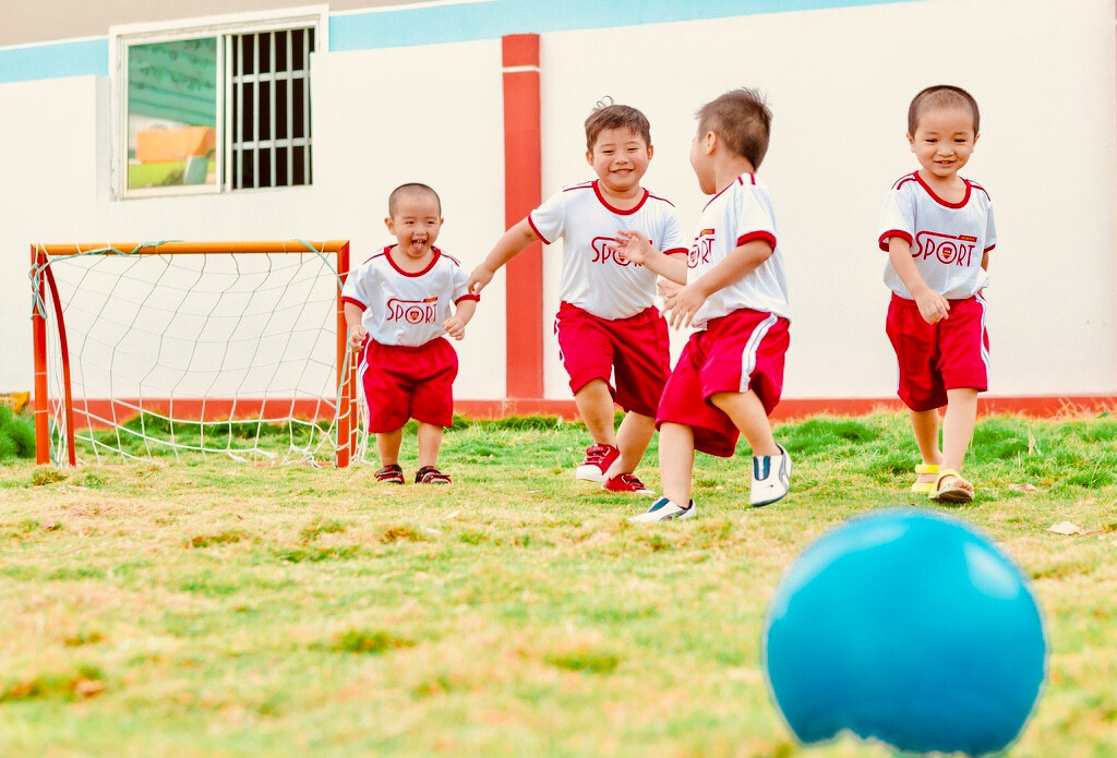 Trẻ vui vẻ chơi đùa cùng bạn học